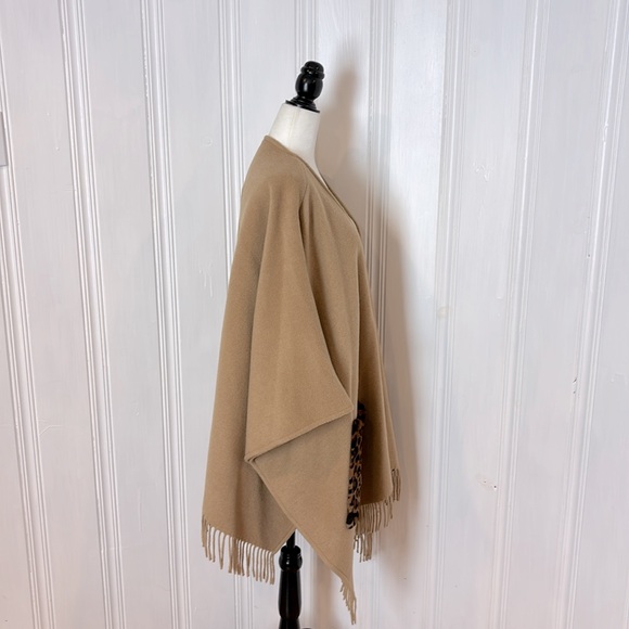NWOT ELIE TAHARI tan wool poncho with real kangaroo fur pockets - Picture 2 of 8